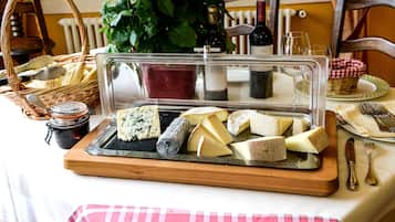 Der serveres morgenmad, frokost, aftensmad og franske retter