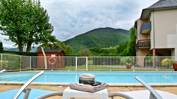 Een buitenzwembad, open van 08.00 uur tot 21.00 uur, en ligstoelen