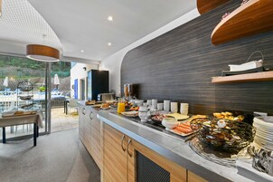 Desayuno buffet diario (EUR 16 por persona)