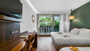 Driepersoonskamer, balkon | Een kluis op de kamer, een bureau, geluiddichte muren, gratis wifi