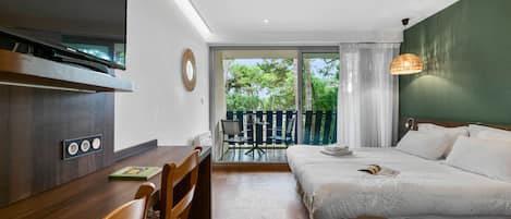 خزنة داخل الغرفة ومكتب وتجهيزات عازلة للصوت وواي فاي مجانًا