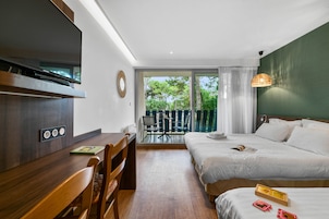 Caja de seguridad en la habitación y escritorio