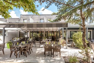 Lunch and dinner served