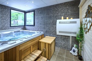 Bañera de hidromasaje cubierta