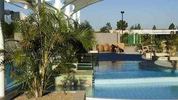 Piscine extérieure, chaises longues