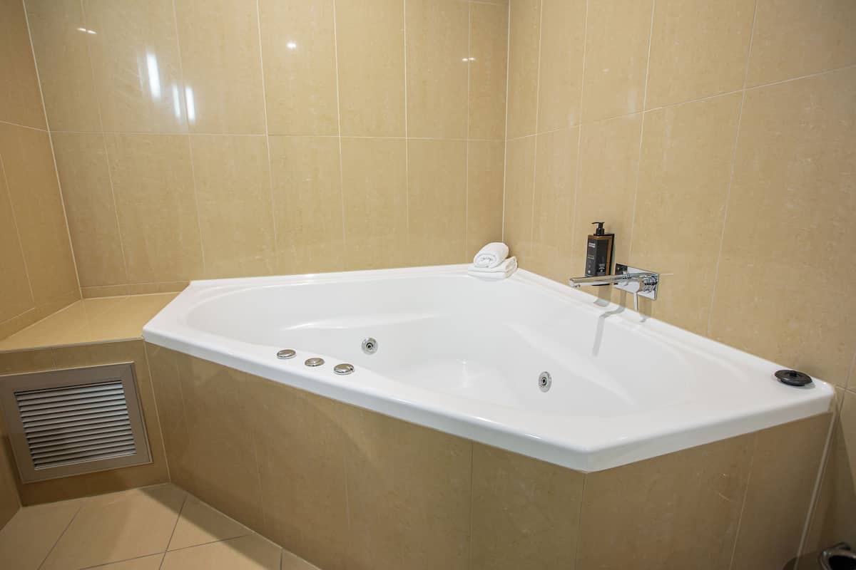 Superior Room, 1 King Bed (Spa) | Bathroom | Shower, eco-friendly toiletries, hair dryer, towels