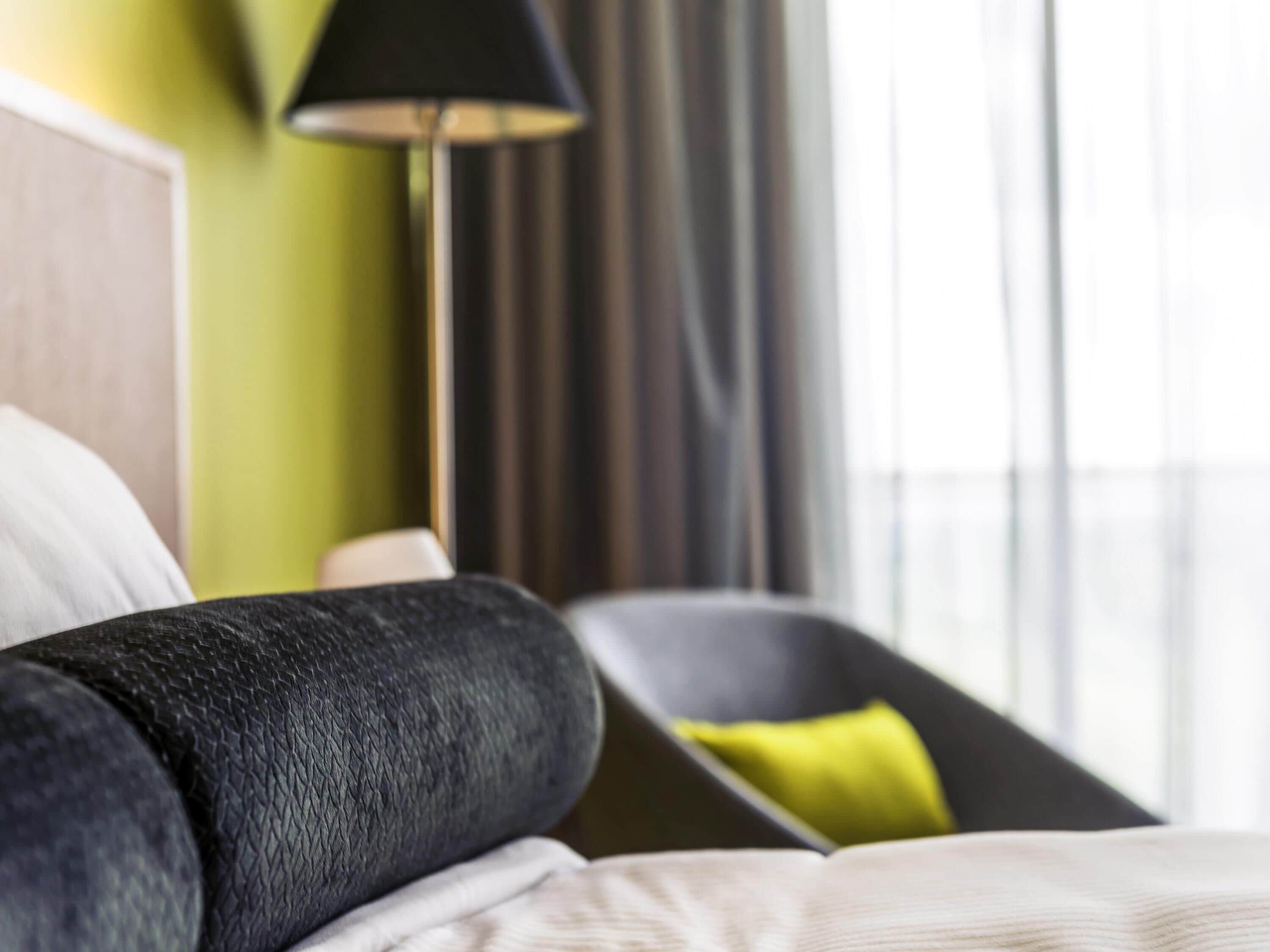 Standard Room, 1 King Bed | Egyptian cotton sheets, premium bedding, pillowtop beds, minibar