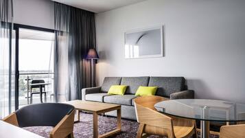 Deluxe Apartment, 1 King Bed | Egyptian cotton sheets, premium bedding, pillowtop beds, minibar