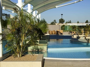 Utendørsbasseng og solsenger