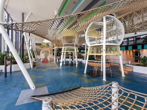 Petit déjeuner et dîner servis sur place