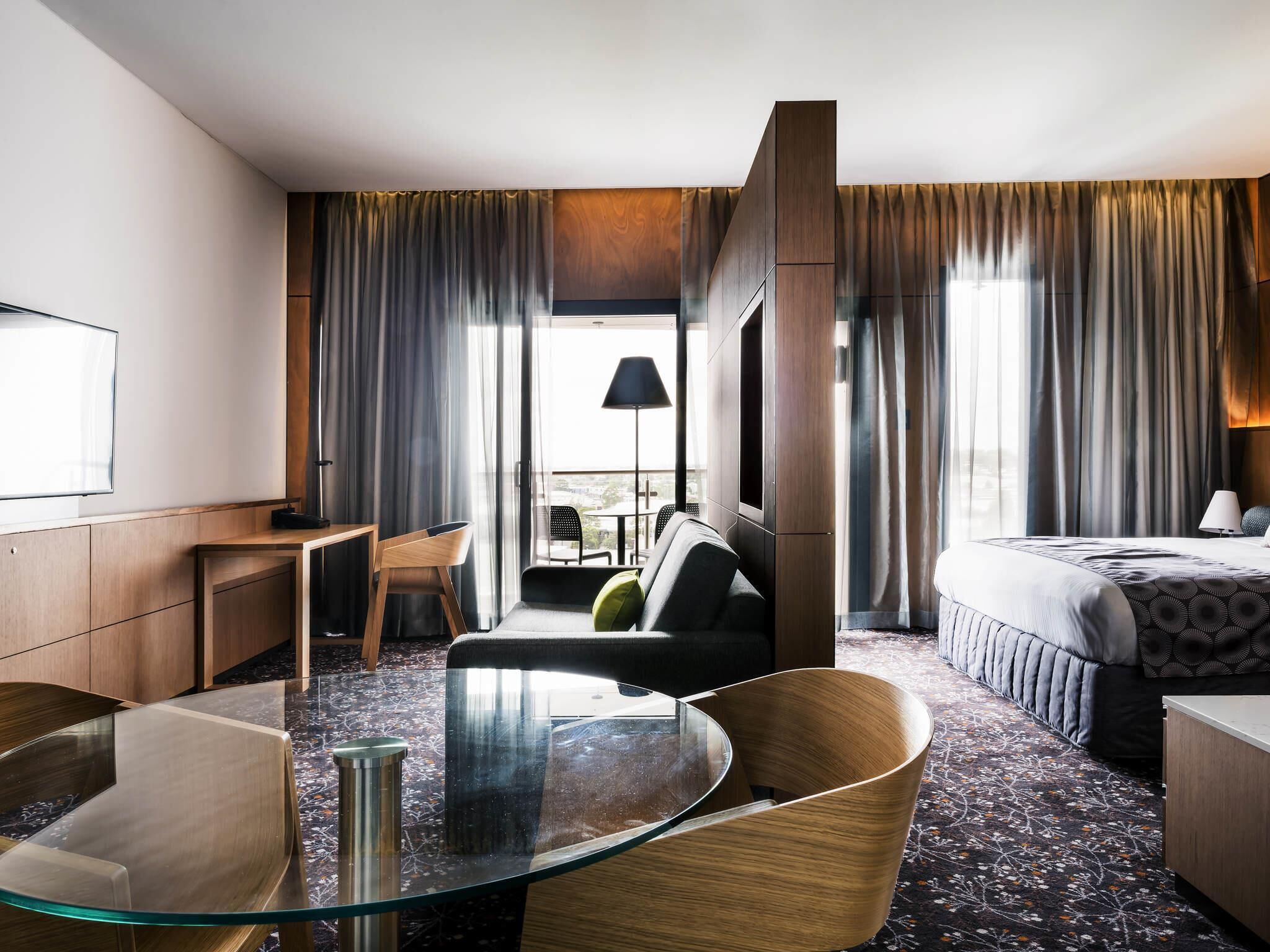 Executive Suite, 1 King Bed with Sofa bed | Egyptian cotton sheets, premium bedding, pillowtop beds, minibar
