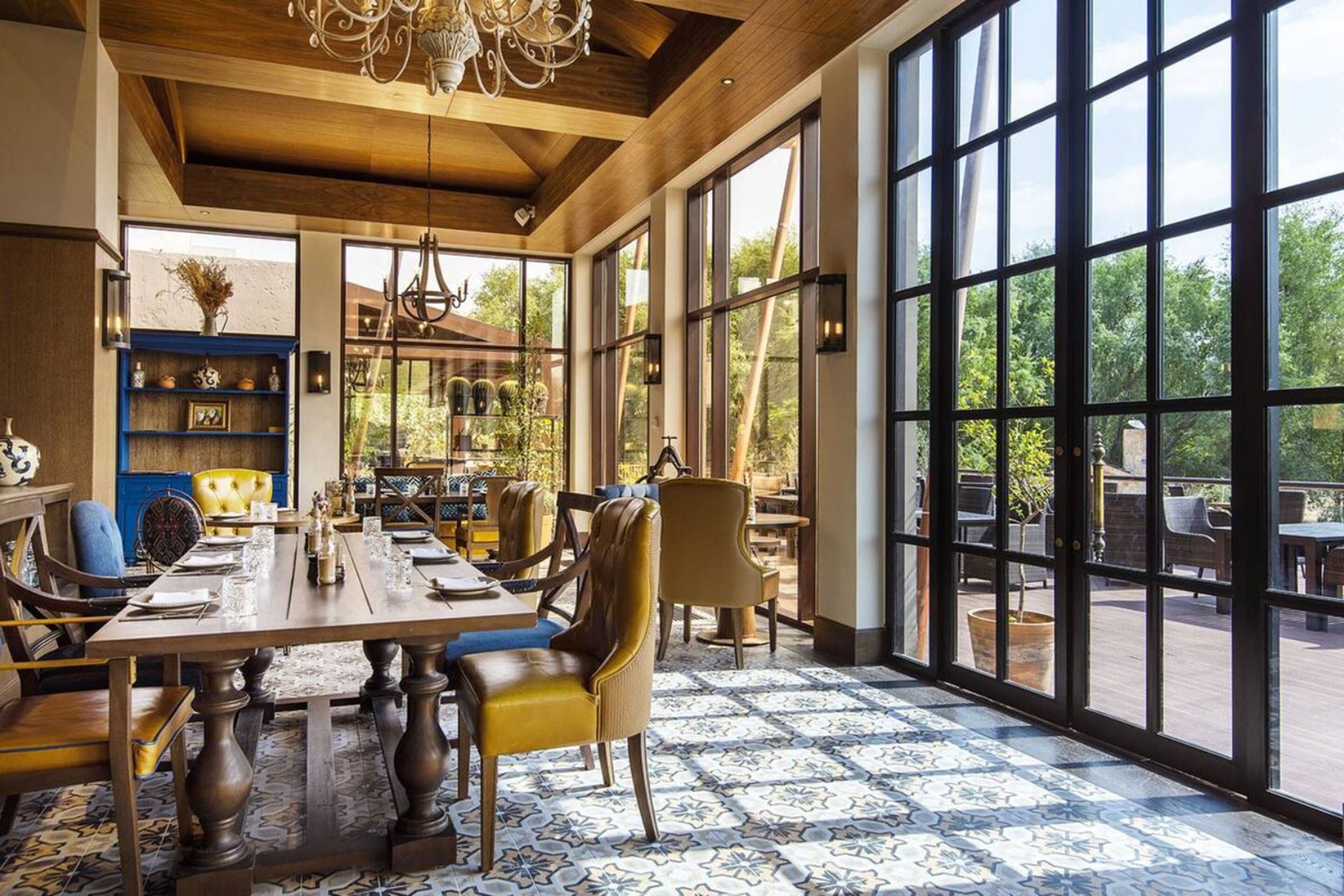 2 restaurants, breakfast, lunch served; local and international cuisine