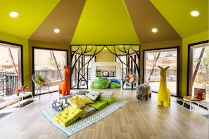 Área de juegos infantiles techada