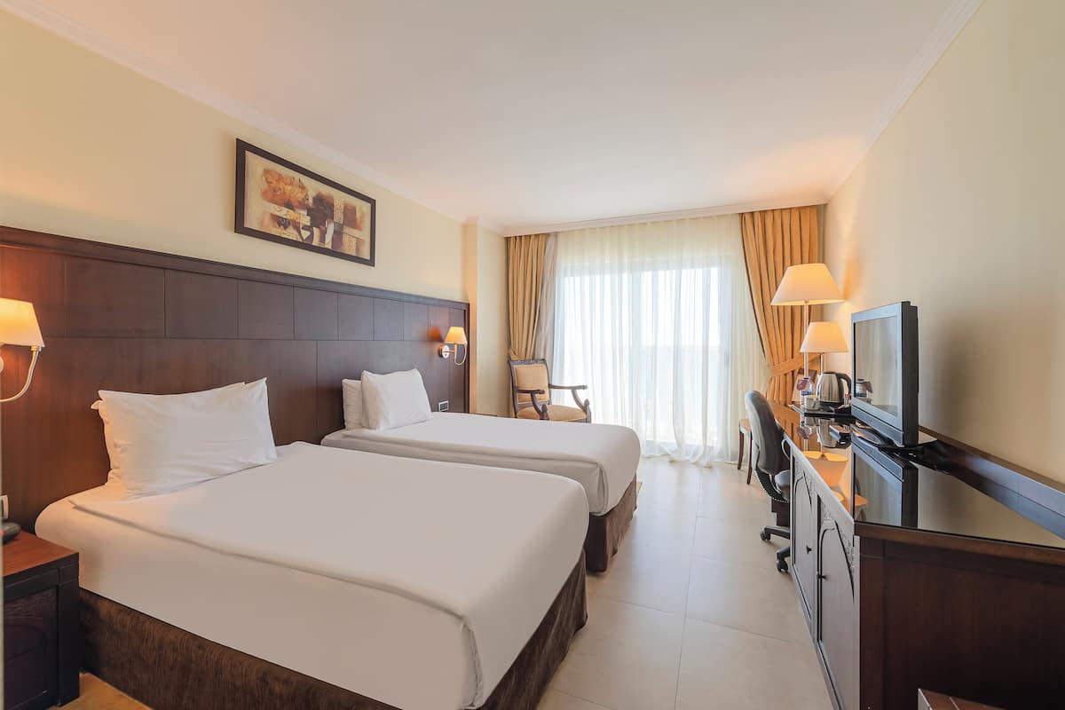 Ropa de cama hipoalergénica, minibar, caja fuerte y escritorio