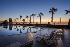 Indoor pool, seasonal outdoor pool, pool umbrellas, pool loungers - Crowne Plaza Hotel Antalya by IHG (Konyaalti)