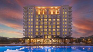 Alberca techada y alberca al aire libre por temporada