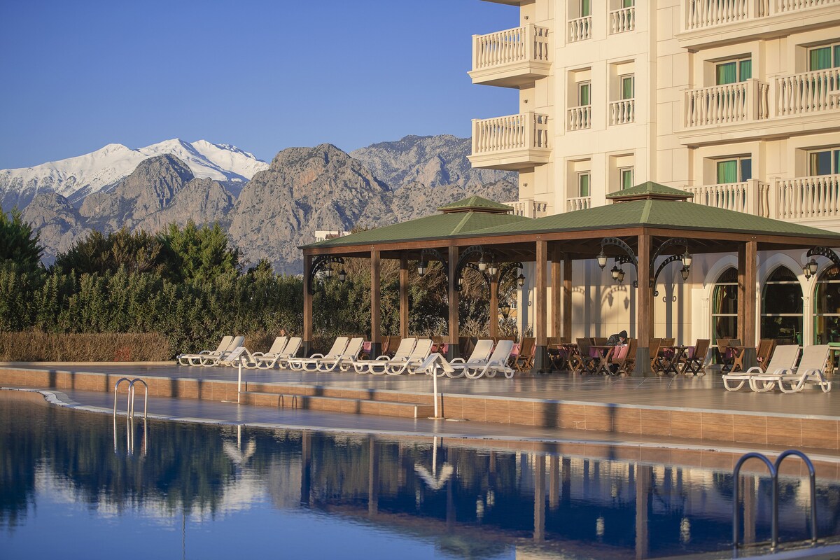 Crowne Plaza Antalya vip transfer