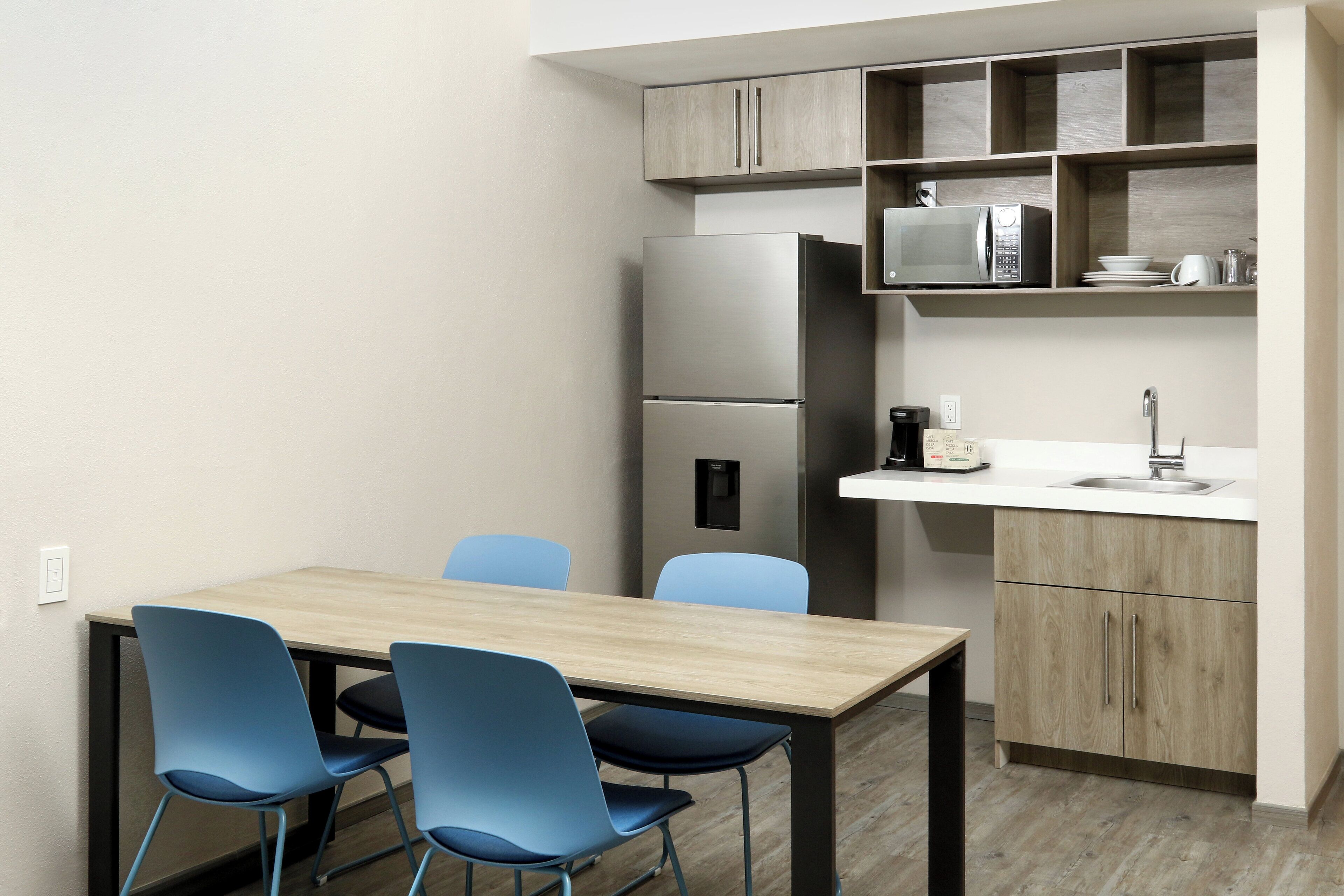 Standard Room, 1 Katil Raja (King) (Extra Floor Space) | Gebar bulu kapas, katil Select Comfort, peti besi dalam bilik, meja 