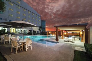 Una piscina al aire libre (de 08:00 a 22:00), sombrillas, tumbonas