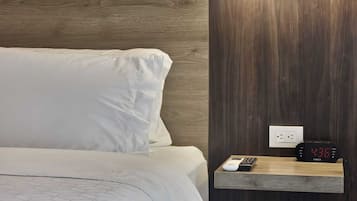 Habitación estándar | Edredón, camas Select Comfort y caja de seguridad en la habitación