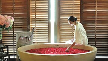 Couples treatment room(s), sauna, hot tub, steam room, body treatments