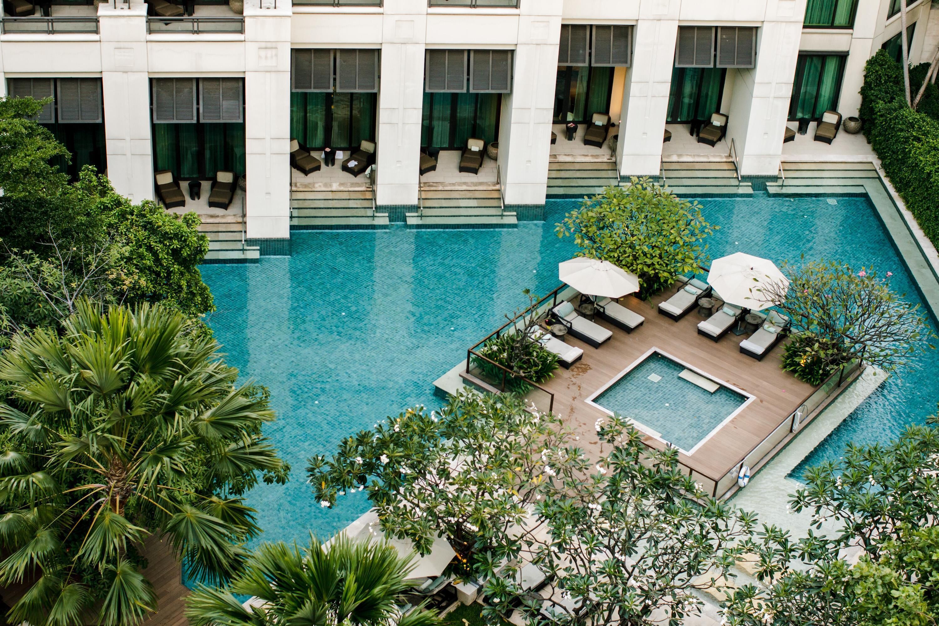 4 outdoor pools, pool umbrellas, pool loungers