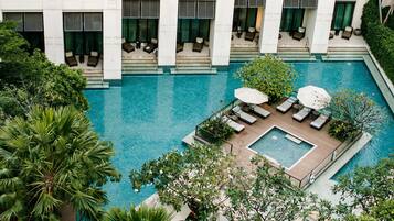 4 outdoor pools, pool umbrellas, pool loungers
