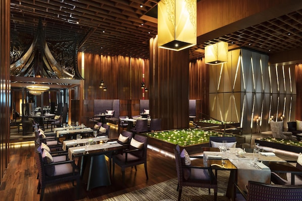 3 restaurants, lunch served