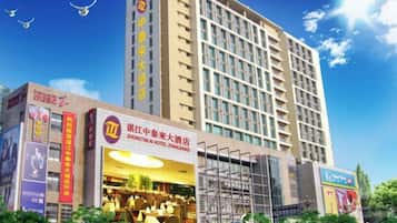 Un hotel de varios pisos con un cartel llamativo del Hotel Zhaotai, Zhuzhou.