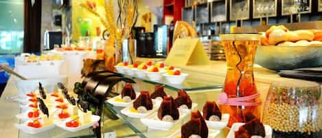 Un buffet proposant une variété de plats et agrémenté d’un élément décoratif central.
