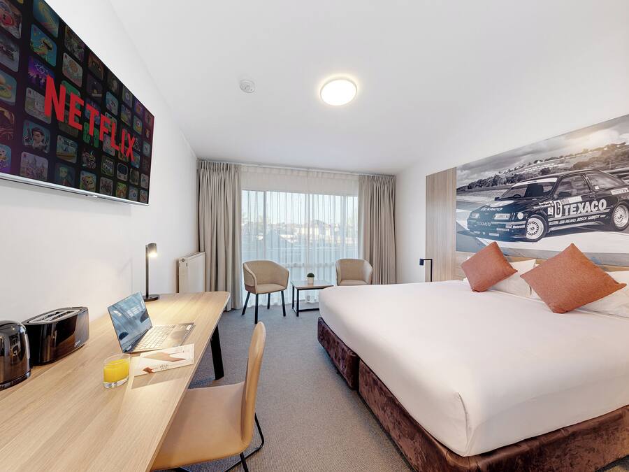 Desk, laptop workspace, iron/ironing board, free WiFi