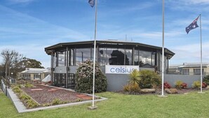 Un bâtiment moderne doté d’une façade en verre et d’une enseigne indiquant le mot « celsius ».