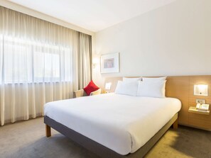 Hochwertige Bettwaren, Minibar, Zimmersafe, Schreibtisch