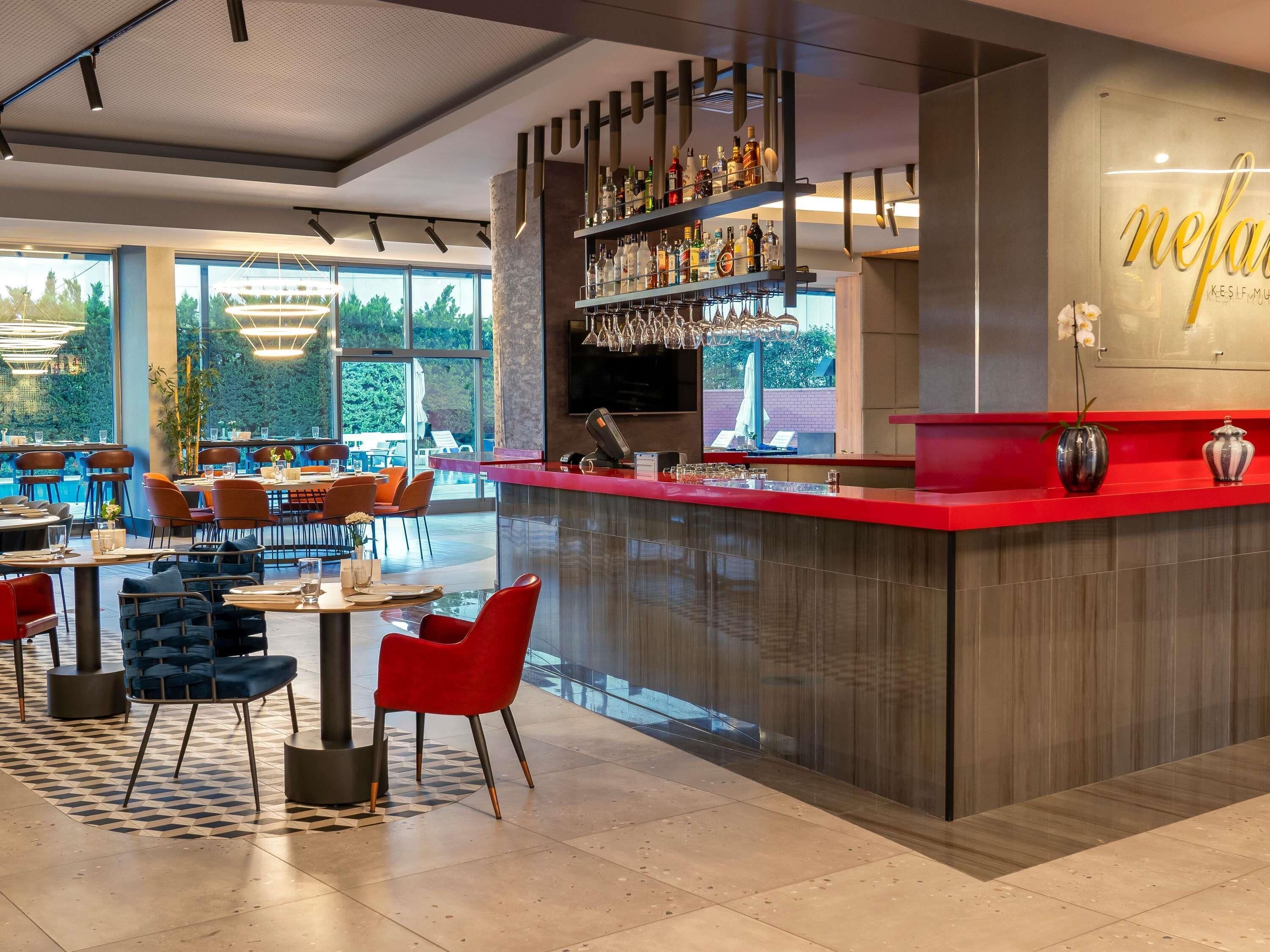 Frühstück, Mittagessen, Abendessen, Blick auf den Pool 