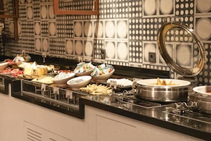 Ofereix vistes a la piscina i s'hi serveixen esmorzars, dinars i sopars