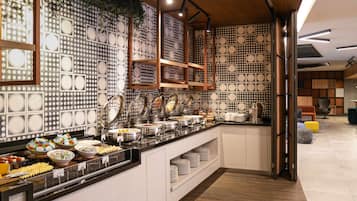 Phục vụ bữa sáng, bữa trưa, bữa tối, nhìn ra hồ bơi