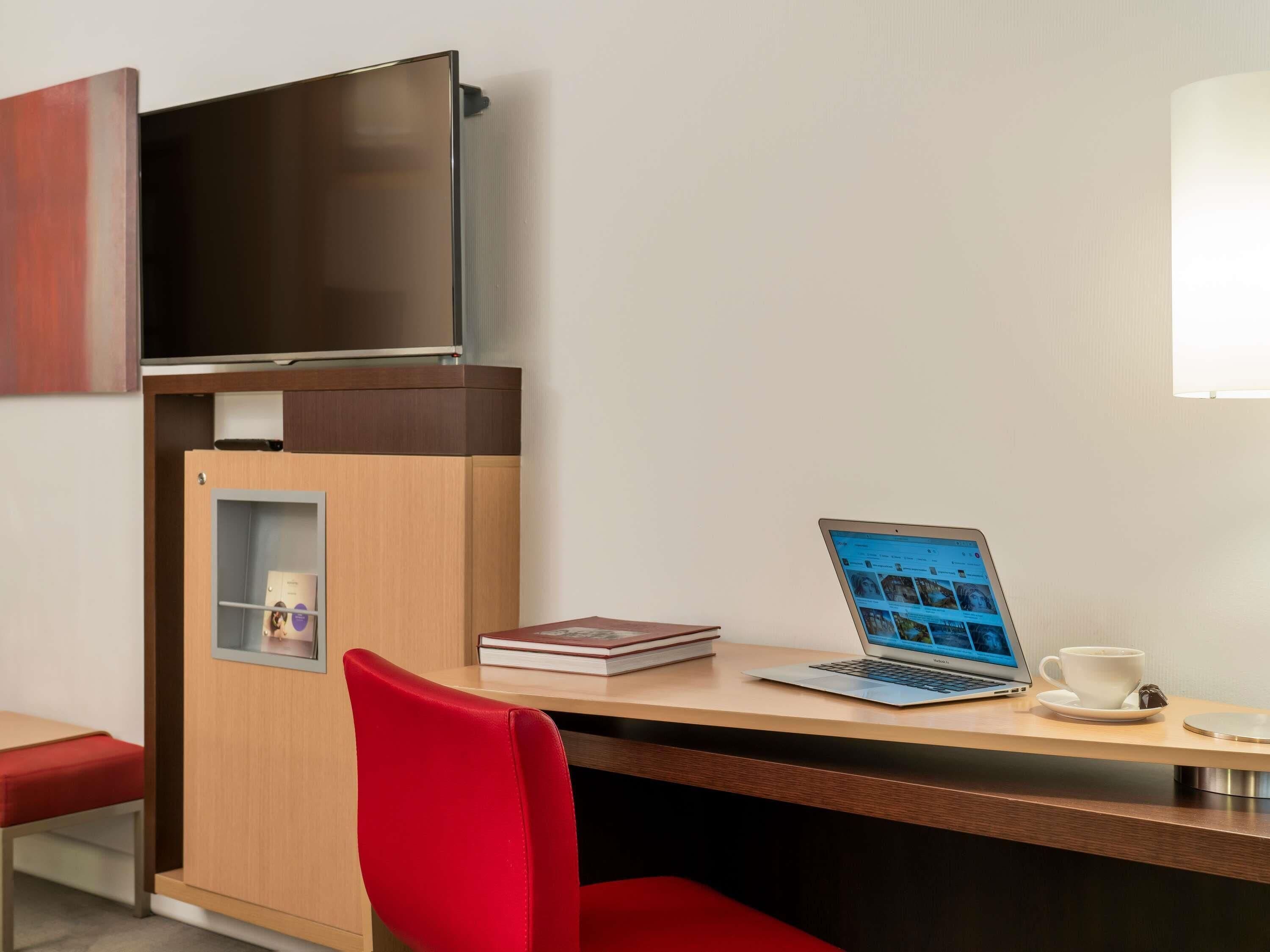 executive room, 1 queen bed with sofa bed | 1 bedroom, premium bedding, minibar, in-room safe