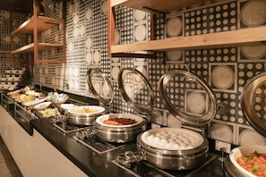 Tägliches Frühstücksbuffet (10 EUR pro Person)