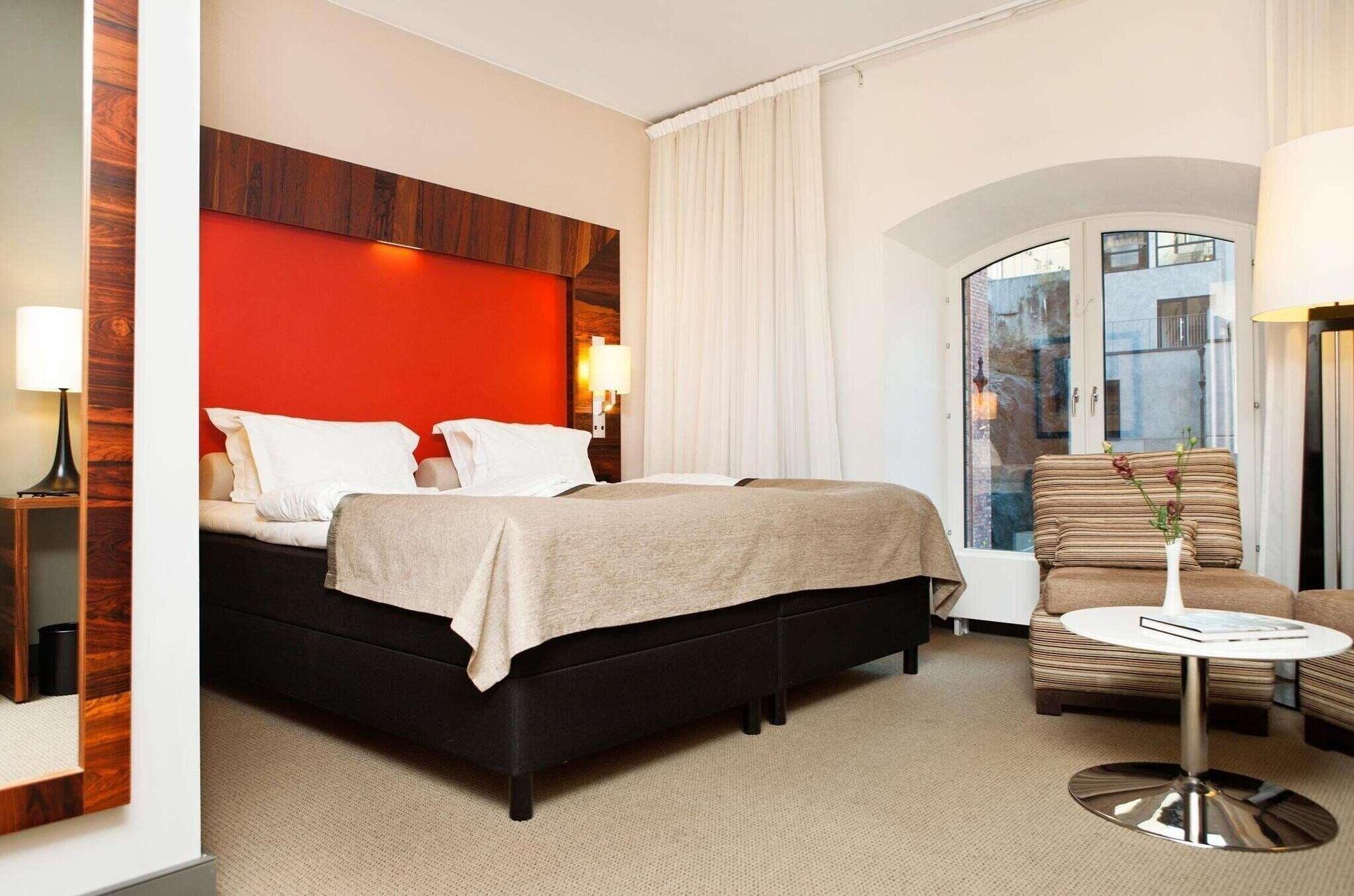 Hypo-allergenic bedding, in-room safe, desk, soundproofing