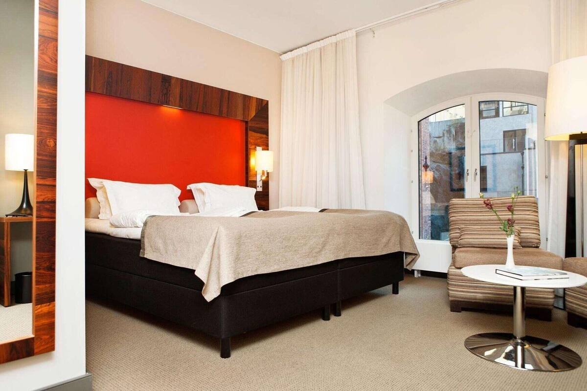 Hypo-allergenic bedding, in-room safe, desk, soundproofing