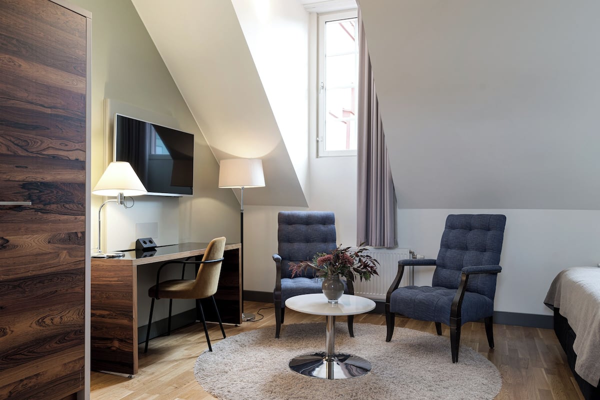 Superior dubbelrum eller tvåbäddsrum (Spa not included) | Allergitestade sängkläder, värdeförvaringsskåp på rummet och skrivbord