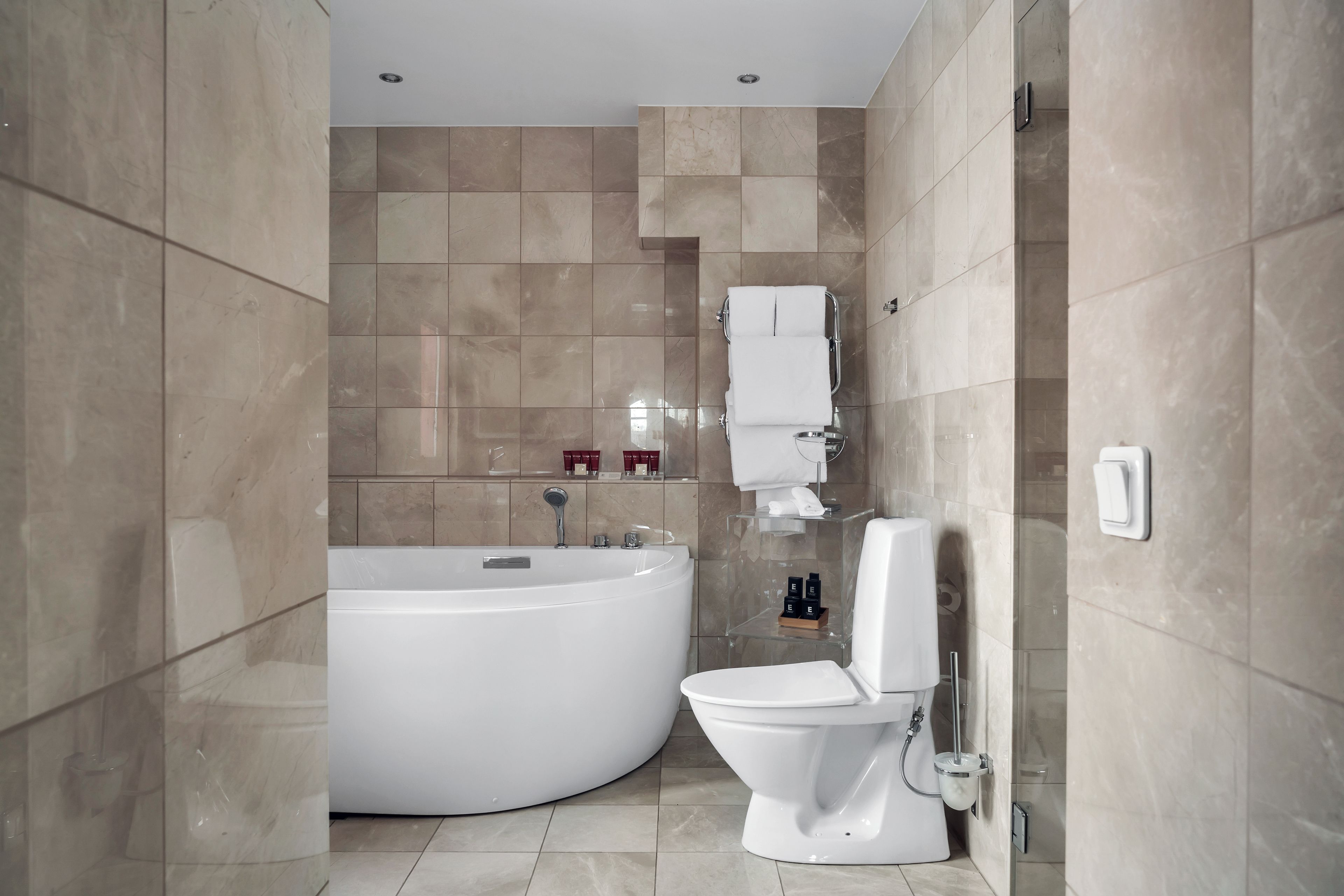 suite (spa not included) | bathroom | free toiletries, hair dryer, bathrobes, slippers