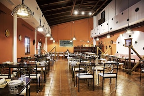 Hi ha 4 restaurants amb plats de cuina local i internacional