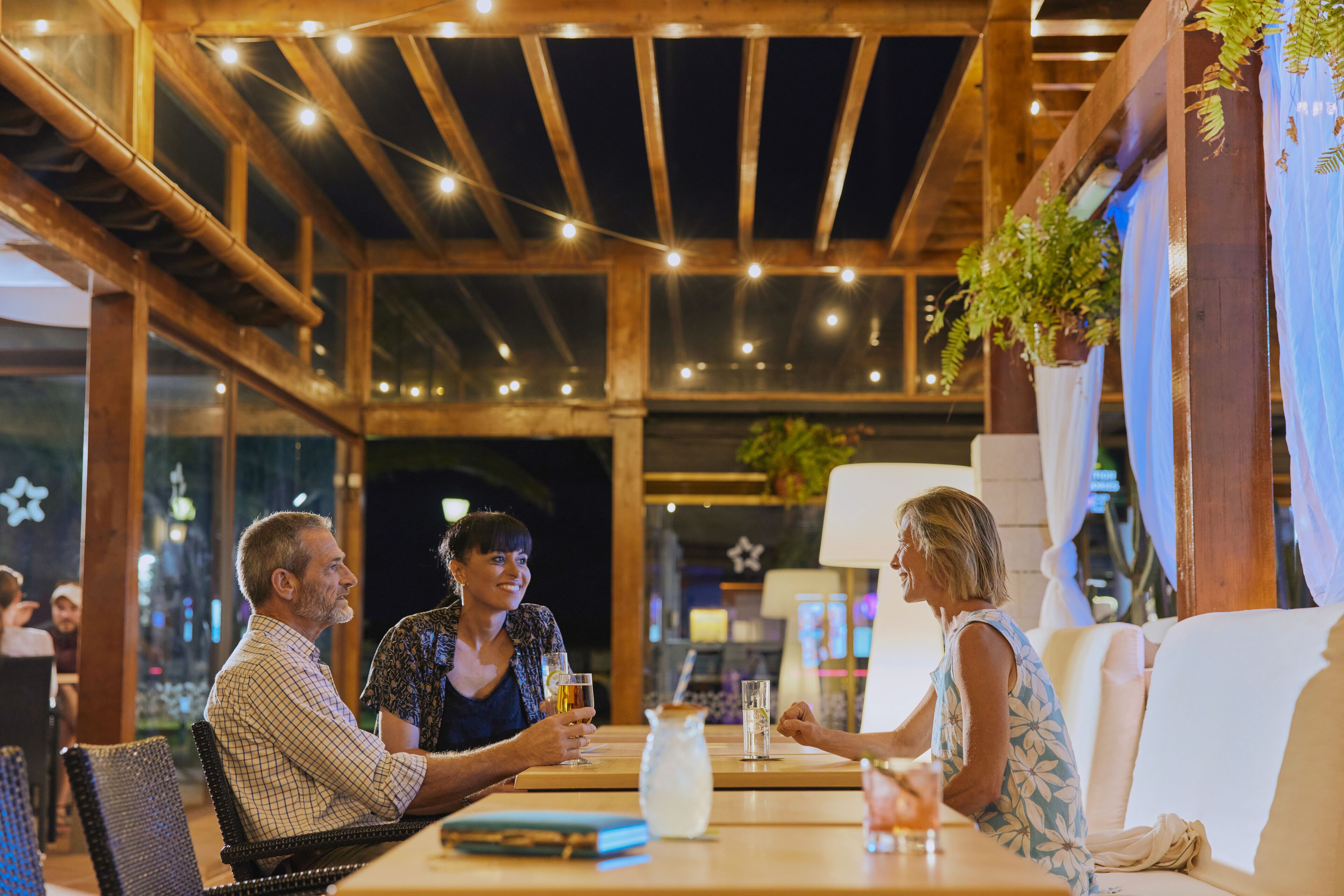 2 bars/lounges, poolside bar