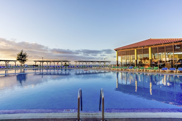 6 outdoor pools, sun loungers