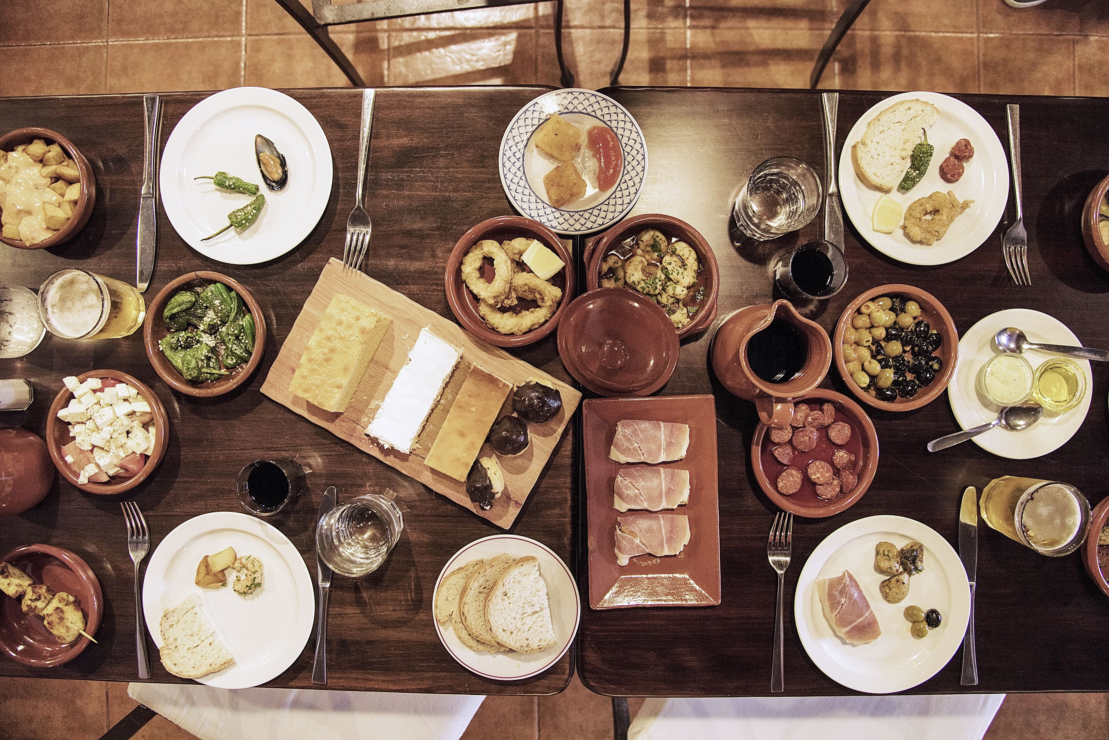 Une table à manger avec différents plats et ustensiles.