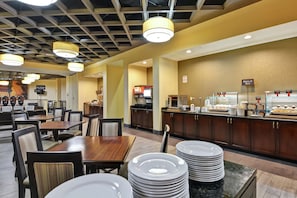 Free daily full breakfast  - Embassy Suites by Hilton Savannah Airport (Savannah)