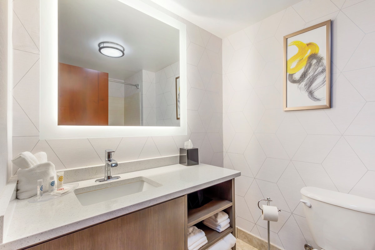Combined shower/bathtub, rainfall showerhead, free toiletries