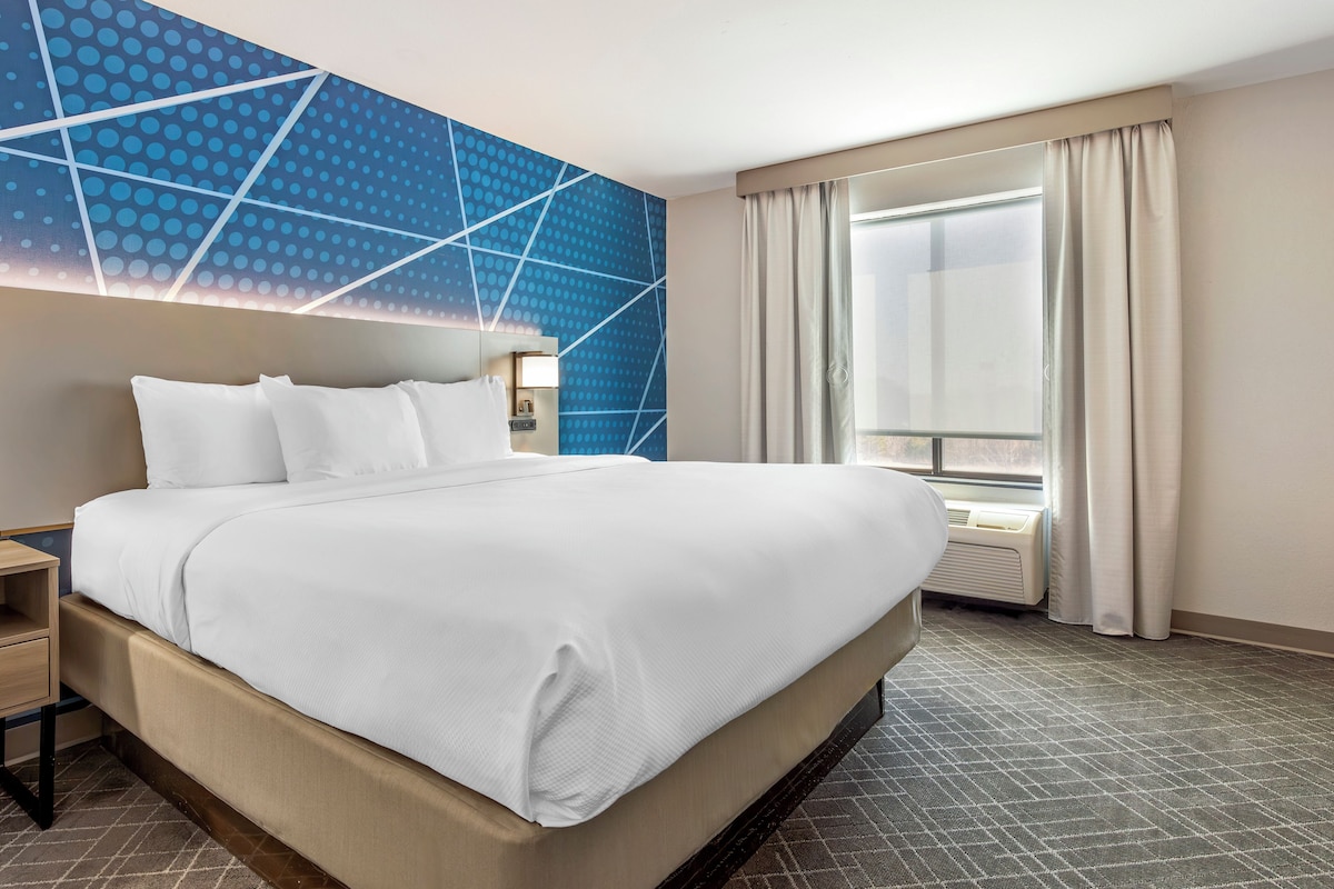 Suite, 1 King Bed with Sofa bed, Accessible, Non Smoking | Desk, iron/ironing board, free WiFi, bed sheets