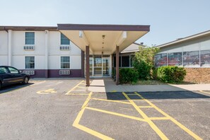 Free self-parking -  OYO Hotel Morton/East Peoria I-74 (Morton)